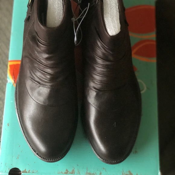 Yuu Dark Brown Ankle Boots 9.5 NIB - Picture 2 of 5